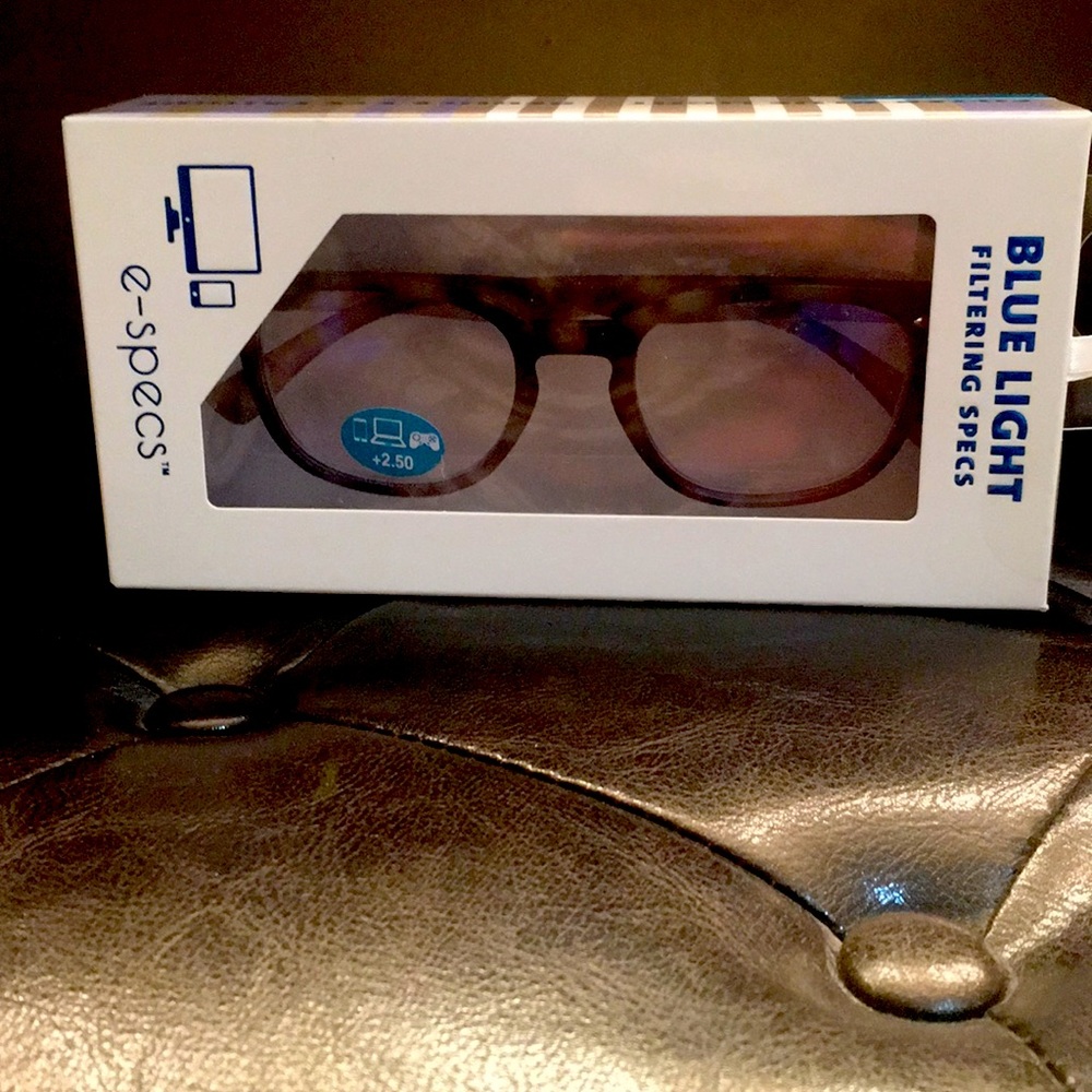 Blue light filtering reading glasses